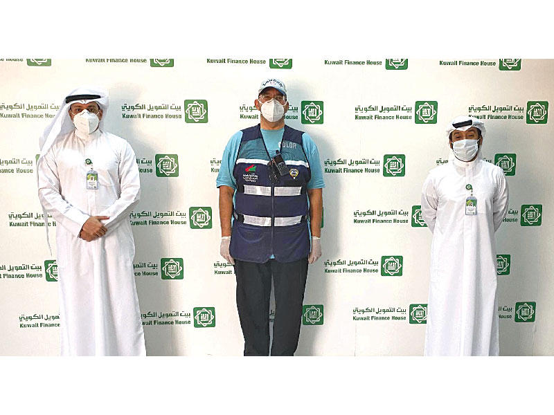 ممثل وزارة التجارة والصناعة مع فريق «بيتك» على هامش السحب