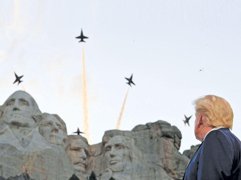 الرئيس الأميركي دونالد ترامب يتابع استعراض سلاح الجو أعلى جبل راشمور أمس الأول t(رويترز)