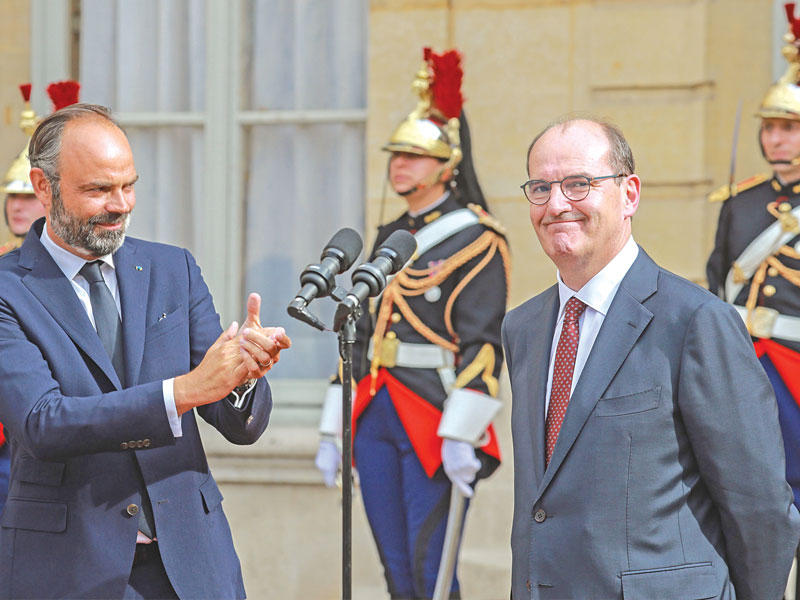 إدوار فيليب مصفّقاً لجان كاستيكس في ختام كلمة ألقاها أمام الصحافيين أمس الأول بباريس t(أ ف ب)
