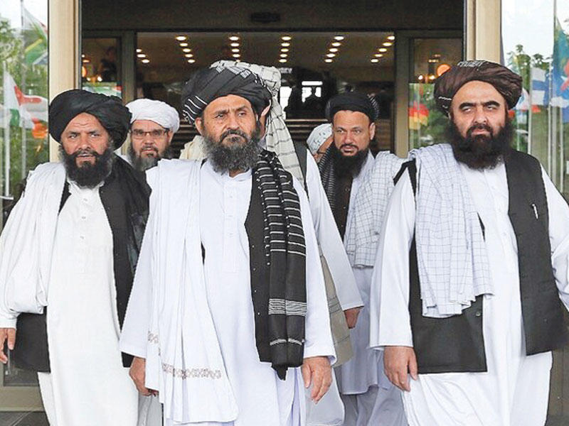 أعضاء وفد من طالبان يغادرون بعد محادثات سلام مع كبار السياسيين الأفغان في موسكو 