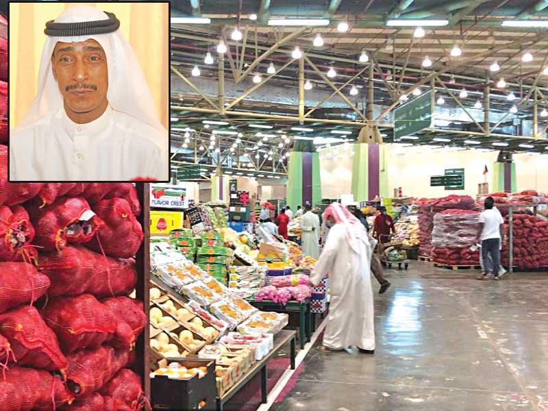 سوق الخضار ويظهر في الاطار نائب المدير العام لشركة وافر المشغلة للسوق عبدالله العصفور