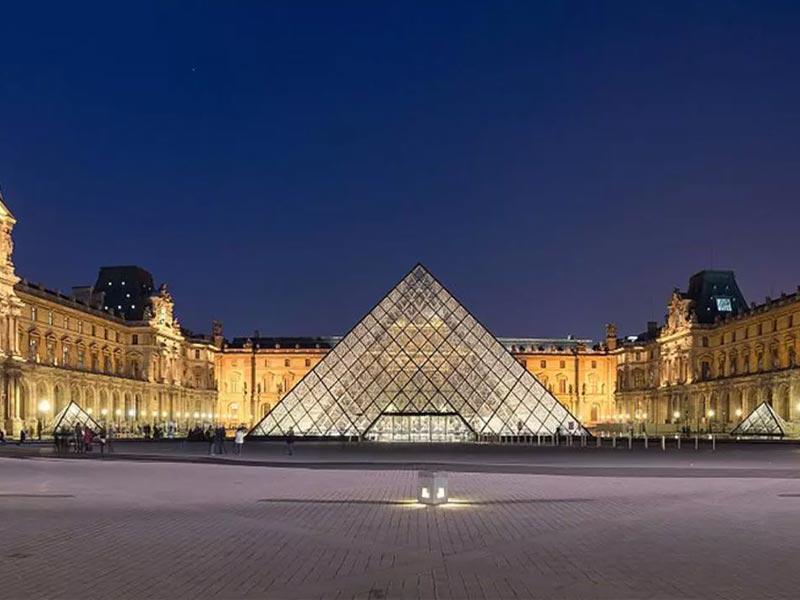 متحف اللوفر غداً باريسي 100%