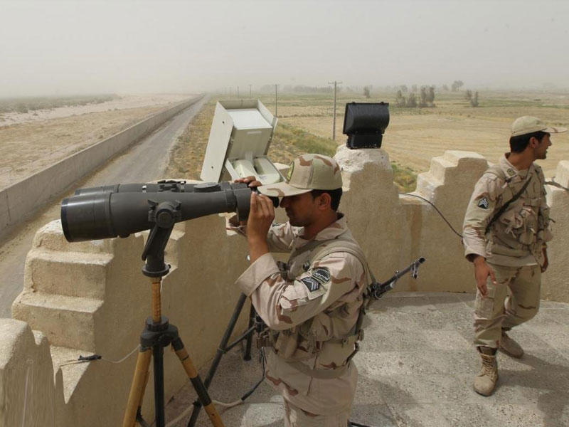 حارس حدود إيراني ينظر من خلال مناظير إلى موقع في مقاطعة سيستان وبلوشستان