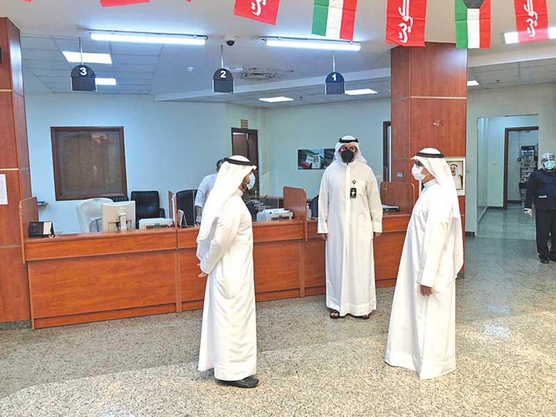  نائب المدير العام للهيئة العامة للقوى العاملة لقطاع شؤون العمالة عبدالله المطوطح ومدير إدارة عمل العاصمة فهد العجمي والمطيري خلال جولة أمس على إدارة عمل العاصمة