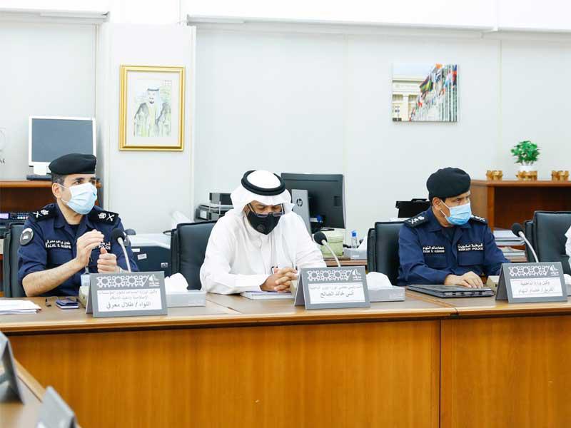 نائب رئيس مجلس الوزراء وزير الداخلية وزير الدولة لشؤون مجلس الوزراء أنس الصالح متوسطاً قيادات وزارة الداخلية في اجتماع اللجنة أمس