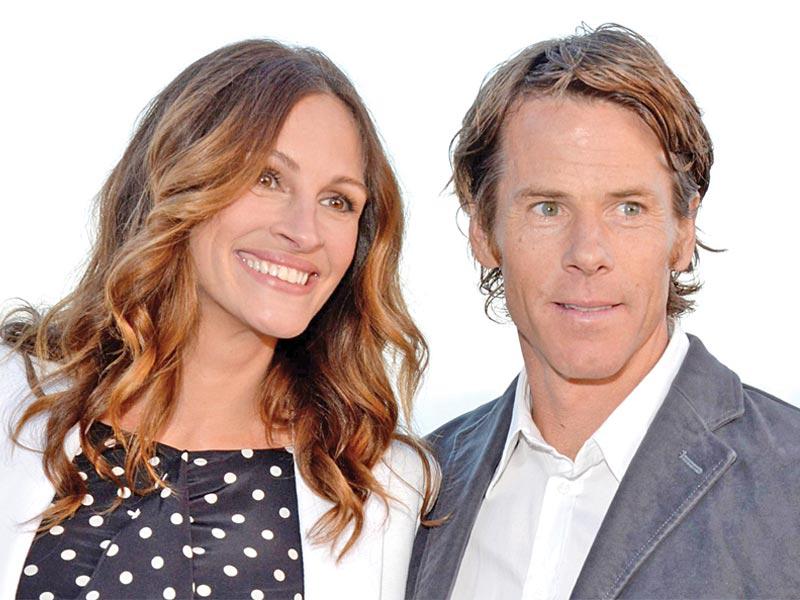 النجمة العالمية ​جوليا روبرتس مع زوجها الممثل ​داني مودر