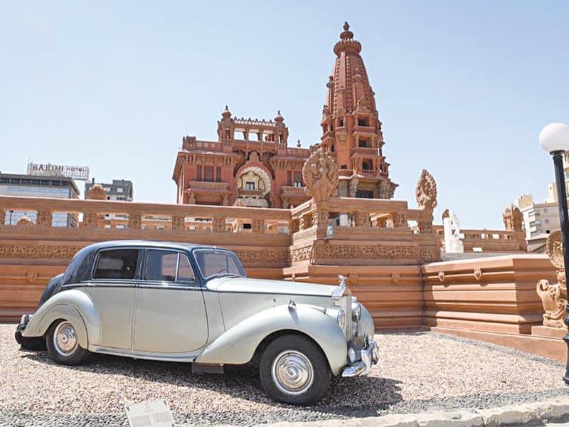 سيارة قديمة معروضة في حديقة قصر البارون إمبان في مصر