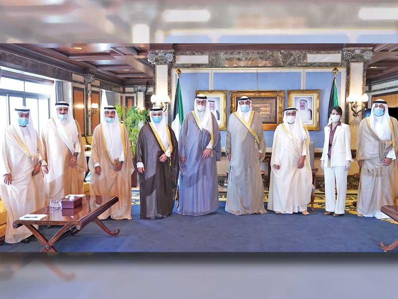 رئيس مجلس الوزراء الشيخ صباح الخالد متوسطاً مجلس أمناء «نزاهة»