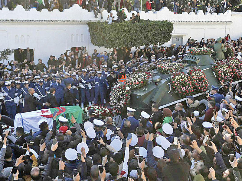 جنازة رسمية لقادة «المقاومة الشعبية» التي تم استرجاعها الجمعة الماضية من باريس