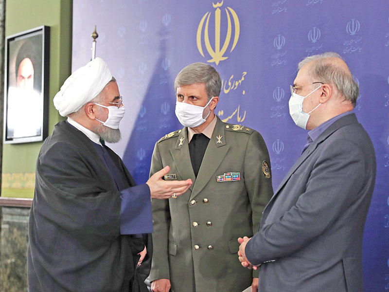 روحاني ووزيرا الدفاع والصحة بالكمامات خلال اجتماع حكومي أمس الأول في طهران t(اي بي ايه)