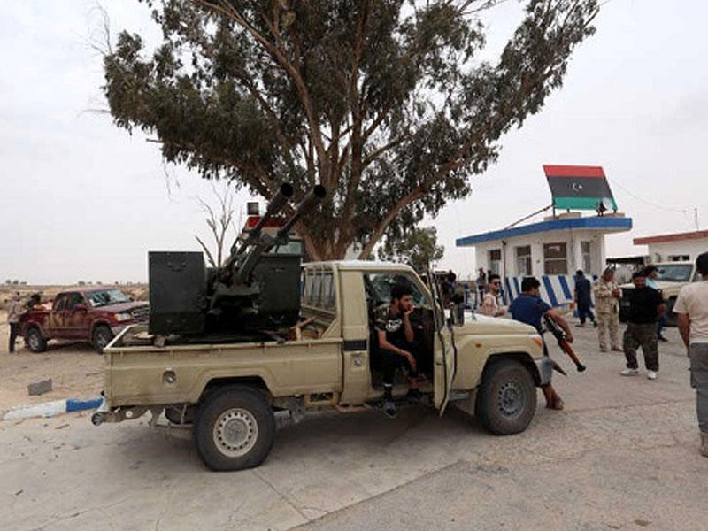 عناصر في القوات التابعة لحكومة الوفاق في قاعدة الوطية الجوية التي استعادوها من قوات حفتر 