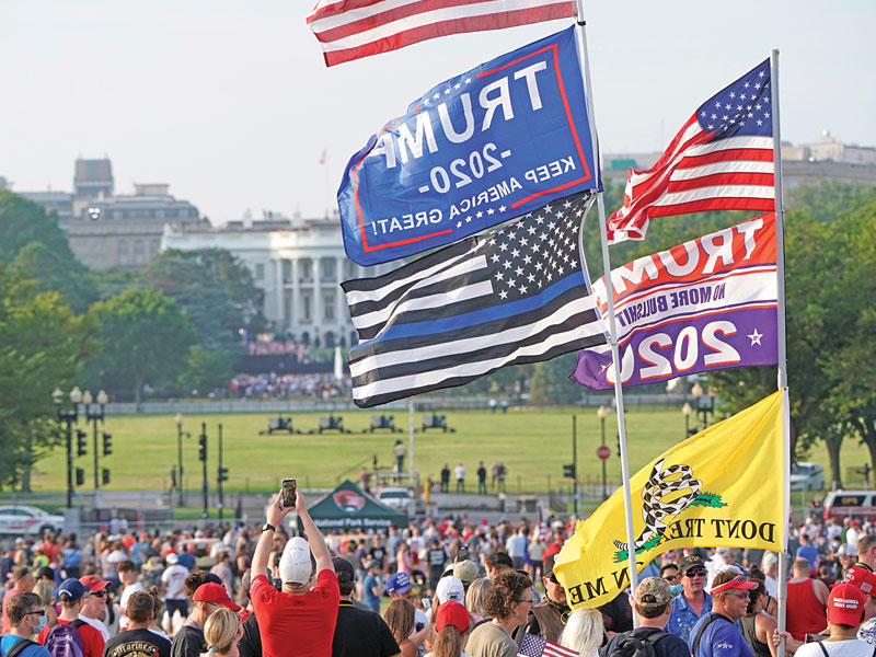 أنصار دونالد ترامب يحتفلون بعيد الاستقلال خارج البيت الأبيض أمس الأول (رويترز)