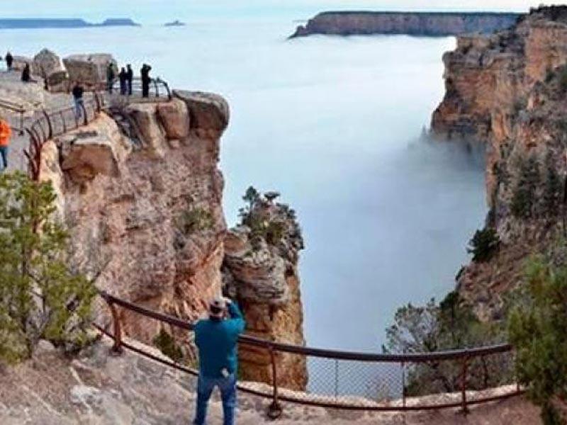 زوار الوادي العظيم يلتقطون الصور