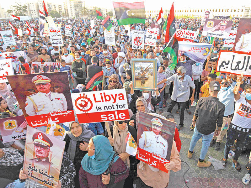 ليبيون يتظاهرون ضد التدخل التركي في بنغازي الخاضعة لقوات حفتر أمس الأول (أ ف ب)