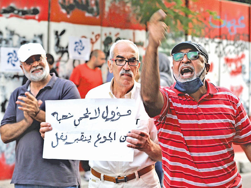 لبنانيون يتظاهرون في بيروت احتجاجاً على الأوضاع المعيشية (اي بي ابه)