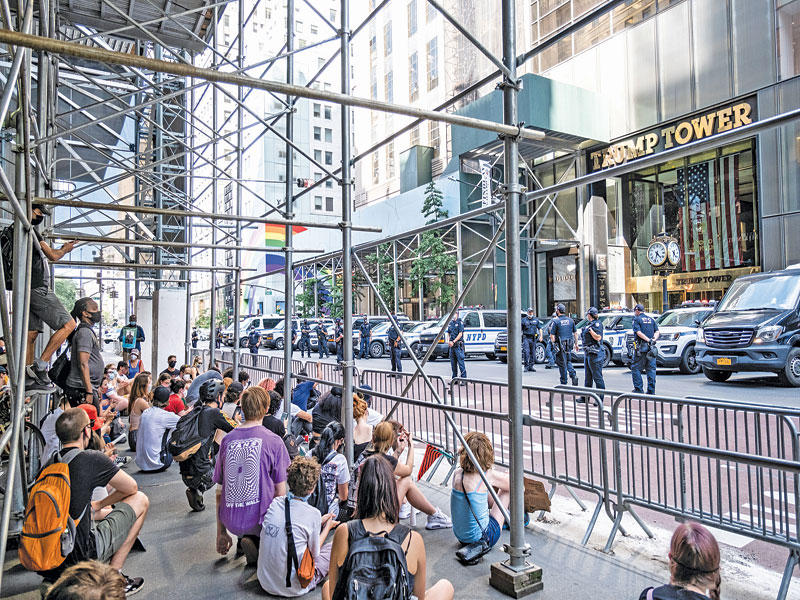 تظاهرة أمام برج ترامب في نيويورك أمس الأول   (رويترز)