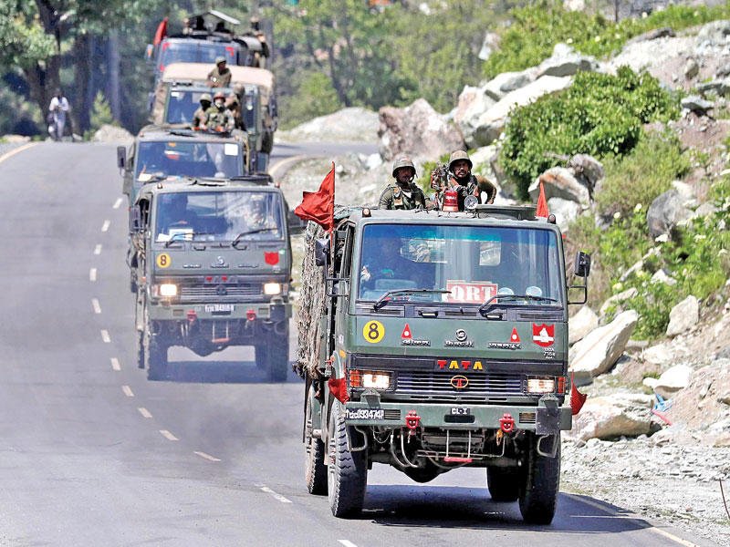 قافلة عسكرية هندية على طريق سريع يؤدّي إلى لاداخt (رويترز)