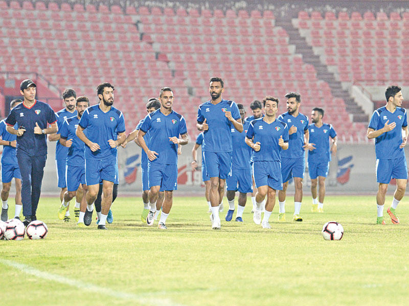 ثامر عناد مع لاعبي الأزرق في تدريب سابق