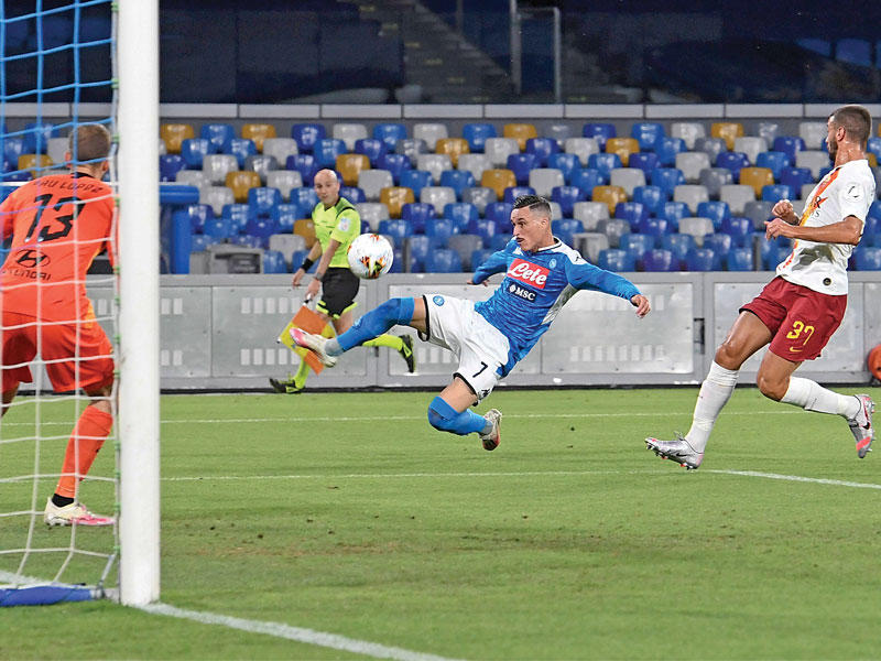 كاليخون نجم نابولي في محاولة أمام مرمى روما