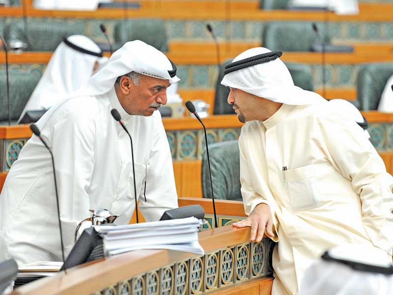 رئيس مجلس الوزراء وزير الداخلية وزير الدولة لشؤون مجلس الوزراء أنس الصالح والنائب شعيب المويزري