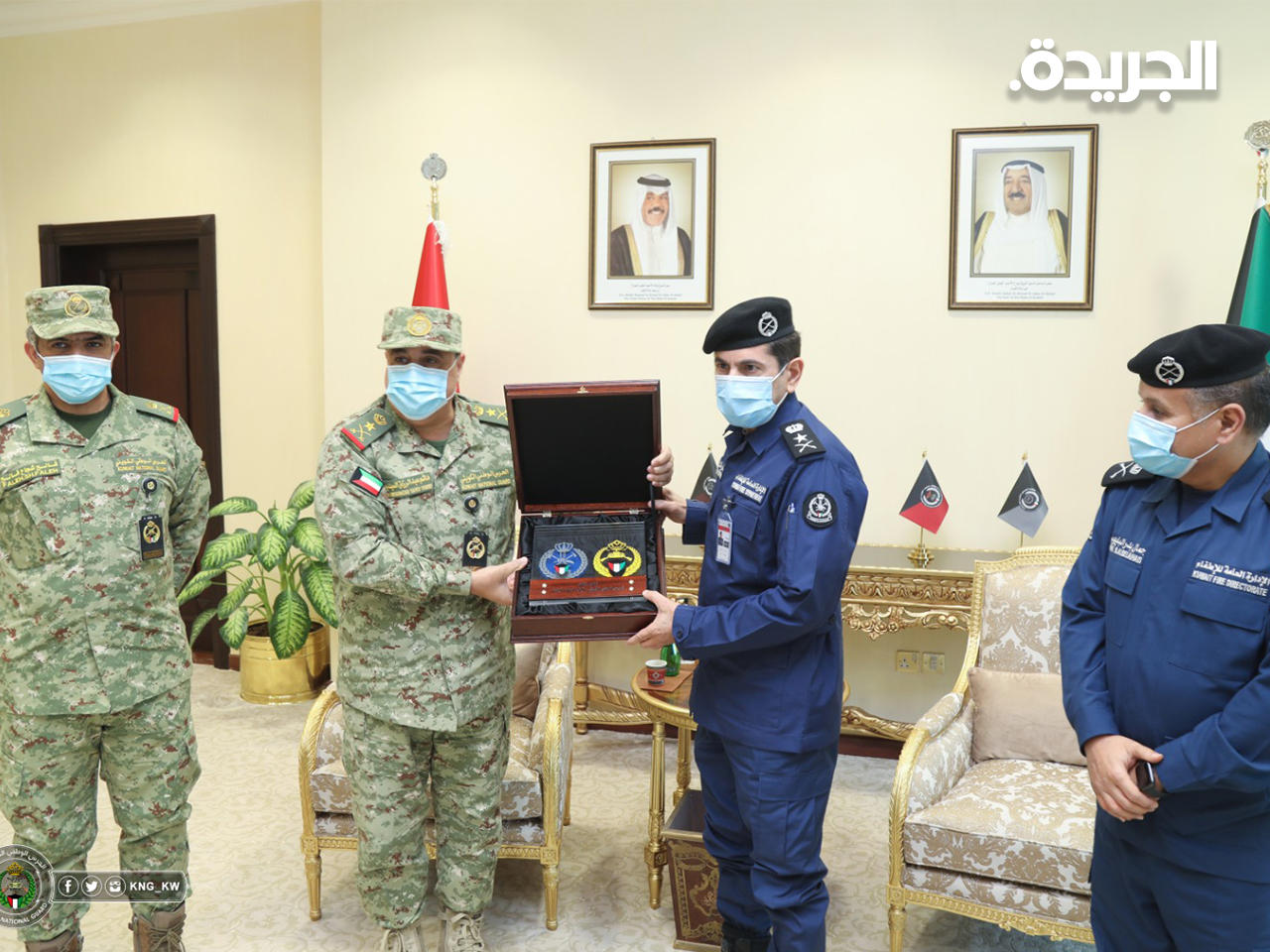 تبادل هدايا تذكارية بين الرفاعي والمكراد عقب اللقاء 