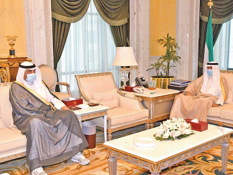 سمو ولي العهد الشيخ نواف الأحمد مستقبلا رئيس مجلس الوزراء سمو الشيخ صباح الخالد أمس