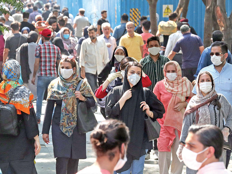 إيرانيون بـ«بازار طهران» وسط العاصمة أمس t(إي بي أيه)