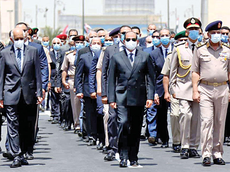 الرئيس عبدالفتاح السيسي يتقدم مشيعي العصار في القاهرة أمس (صفحة الرئاسة)