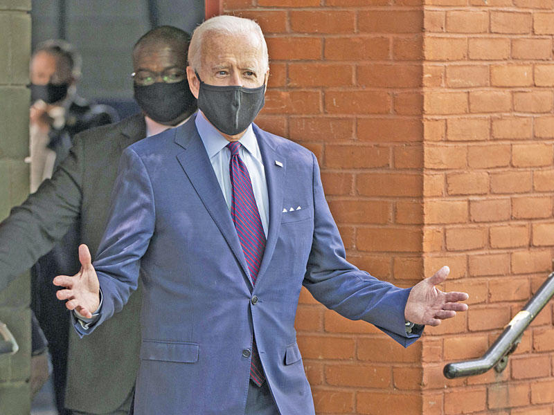 جو بايدن متحدثاً بمركز لانكستر للترفيه في بنسلفانيا يونيو الماضي (أ ف ب)