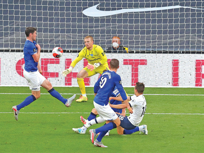 مايكل كين لاعب إيفرتون يسجل هدفاً عكسياً في مرمى فريقه