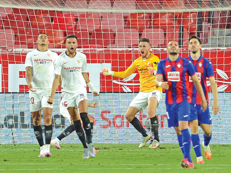 أوكامبوس نجم إشبيلية يحتفل بعد إهدار لاعب إيبار فرصة محققة