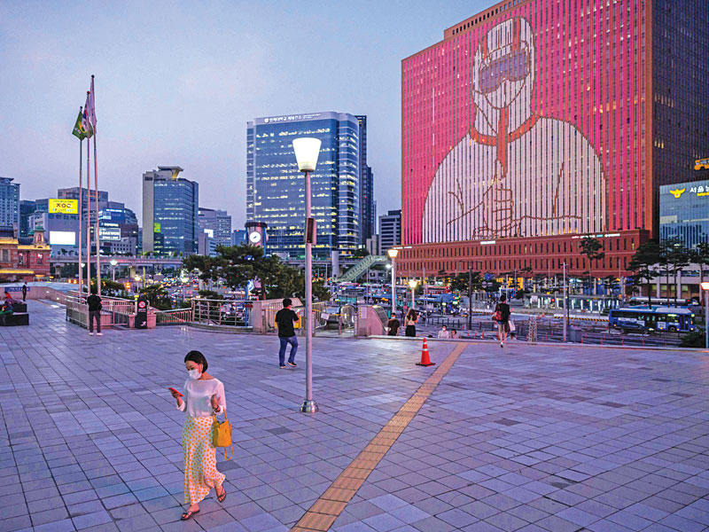 شاشة كبيرة تبث تعليمات صحية في سيول (أ ف ب) 