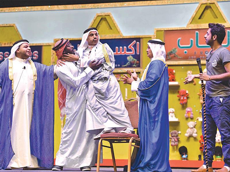 الفنان طارق العلي في مشهد من مسرحية «ولد بطنها»