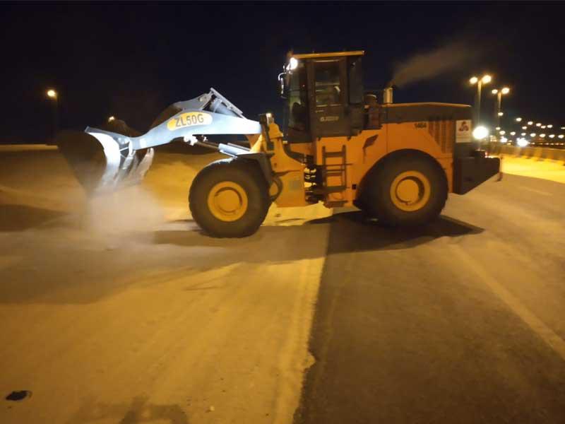 إزالة الرمال على طريق السالمي