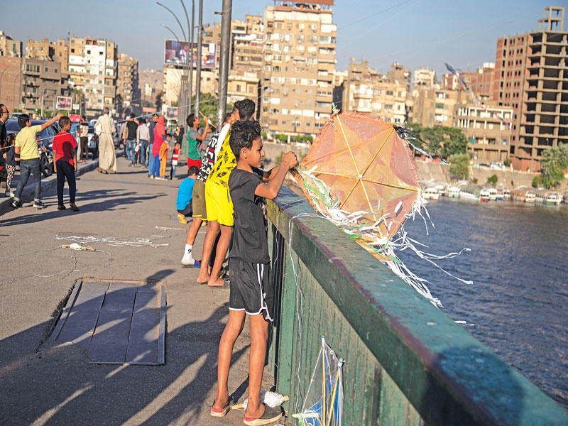 طفل مصري يلهو بطائرته الورقية فوق نهر النيل      (اي بي ايه)