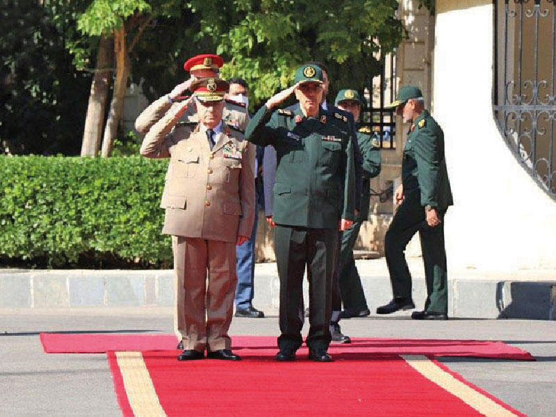 رئيس أركان القوات المسلحة الإيرانية اللواء محمد باقري ووزير الدفاع السوري العماد علي أيوب أمام وزارة الدفاع السورية بدمشق (سانا)n