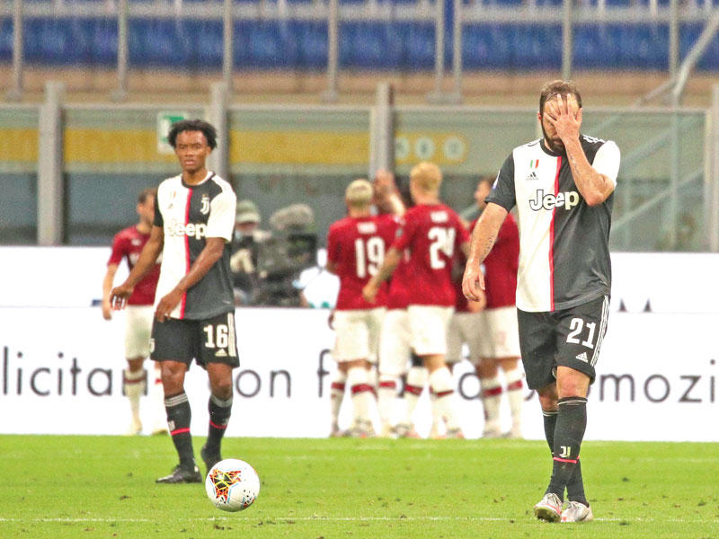 لاعبو ميلان يحتفلون بالهدف الثالث وسط خيبة أمل هيغواين وكوادرادو نجمي يوفنتوس