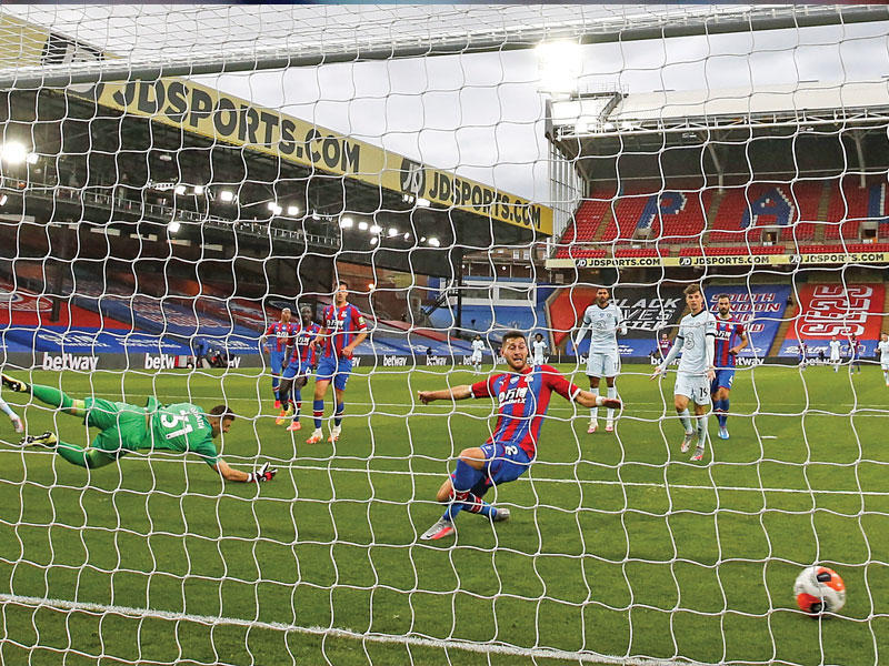 أبراهام نجم تشلسي يحرز هدفا في مرمى كريستال بالاس