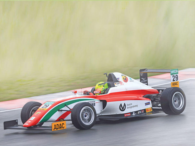 مايك شوماخر خلال احدى سباقات فورمولا 4 عام 2016