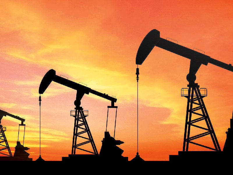 النفط يهبط مع تفوق مخاوف فيروس كورونا على مؤشرات التعافي
