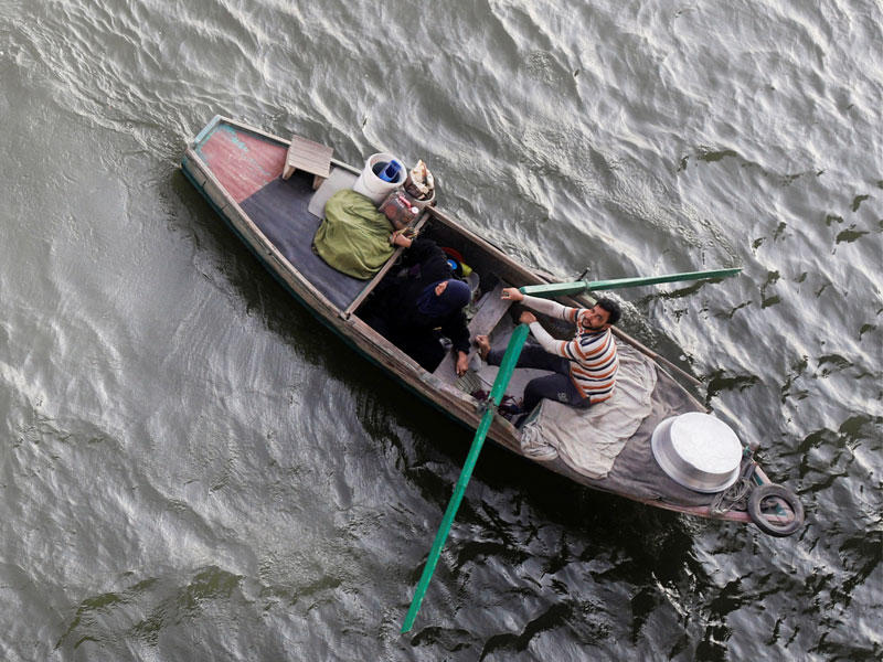 صياد مصري بقارب في النيل في القاهرة (رويترز)