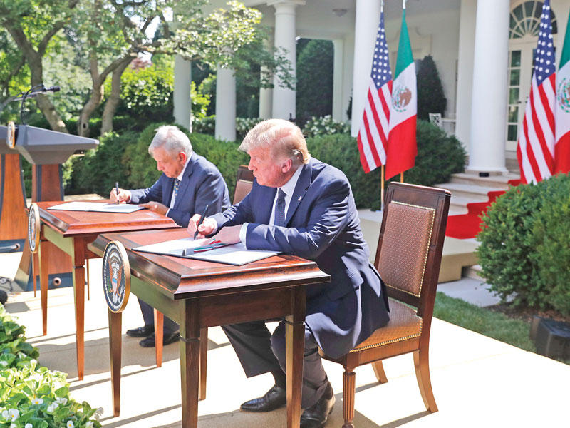 دونالد ترامب وأوبرادور يوقعان معاهدة التبادل الحر في حديقة البيت الأبيض أمس الأول t(إي بي إيه)