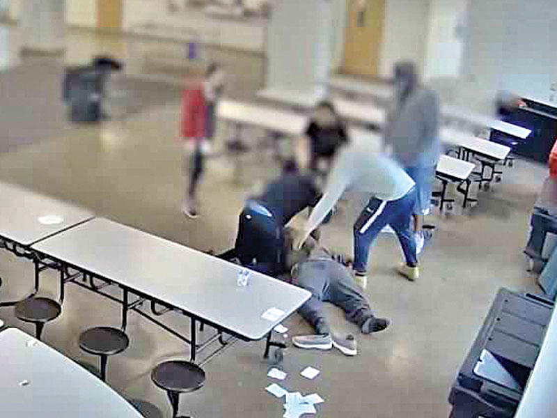 فيديو أمس الأول يظهر فيه فتى أسود وهو يفقد وعيه ويموت اختناقا بأيدي موظفين في مركز إصلاحي