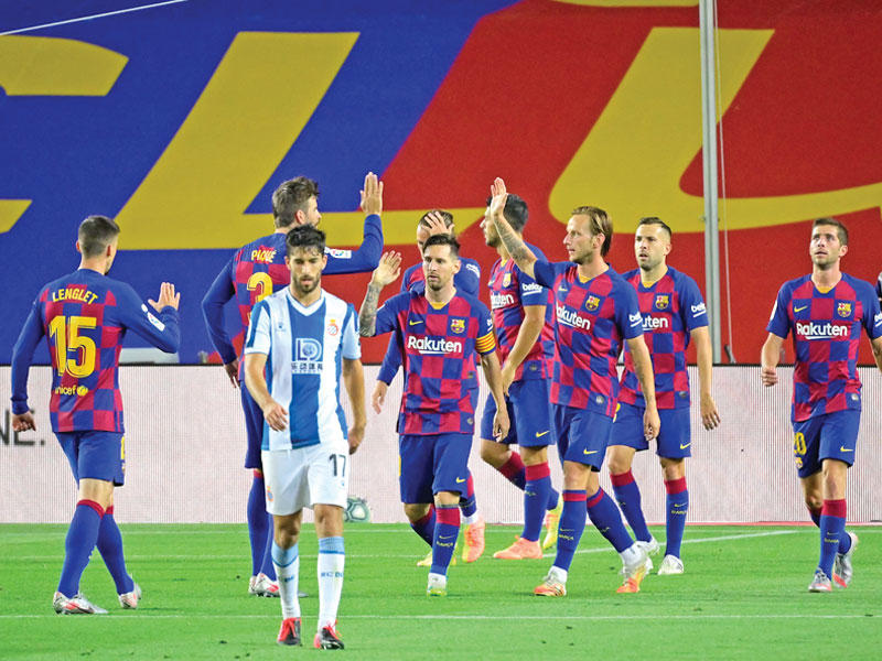 فرحة لاعبي برشلونة بهدف سواريز في مرمى إسبانيول أمس الأول