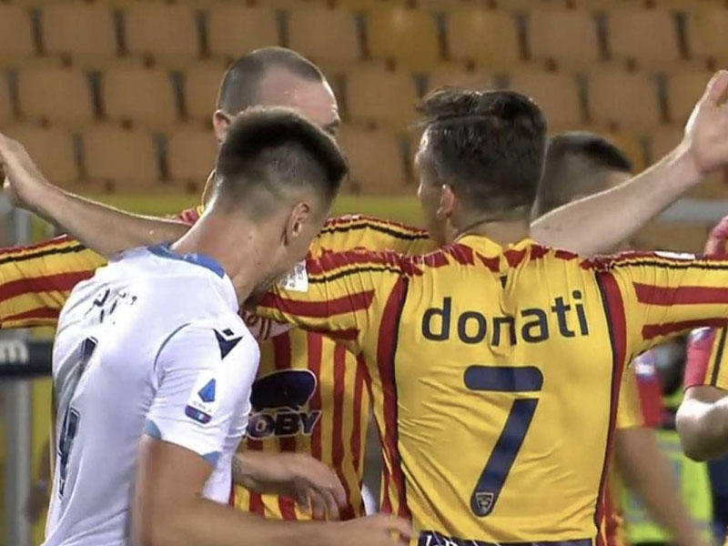 باتريك لاعب لاتسيو خلال الحادثة