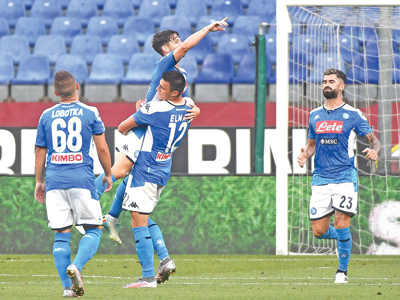 ميرتينز نجم نابولي يحتفل بهدفه في مرمى جنوى