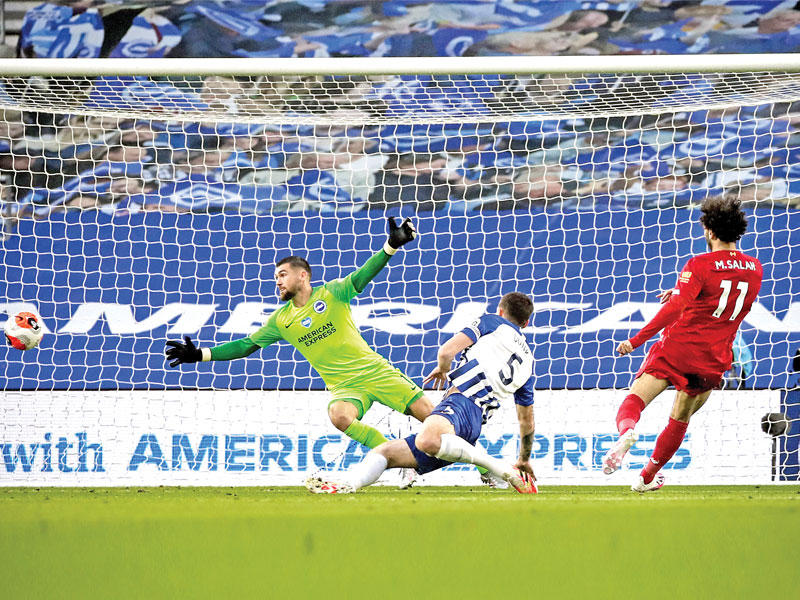 النجم المصري محمد صلاح يسجل الهدف الأول في مرمى برايتون