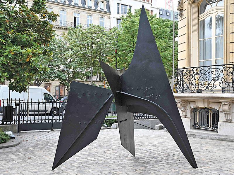 منحوتة ضخمة للفنان الأميركي ألكسندر كالدر