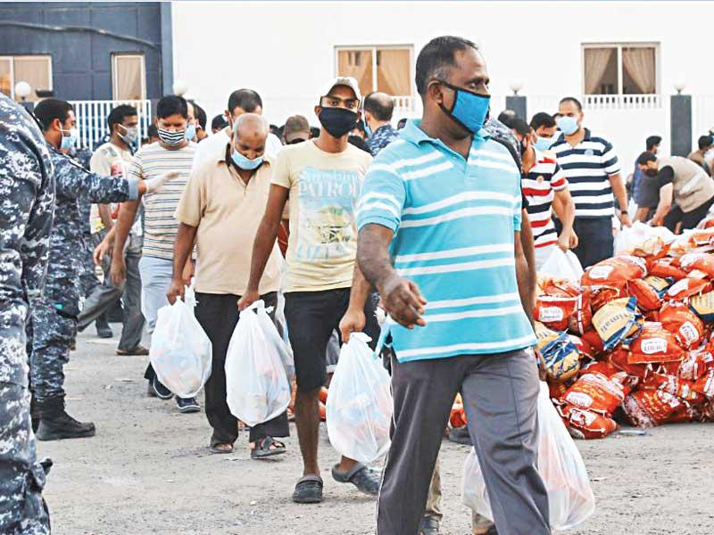 جانب من توزيع جمعية النجاة الخيرية للسلال الغذائية على المتضررين من جائحة كورونا