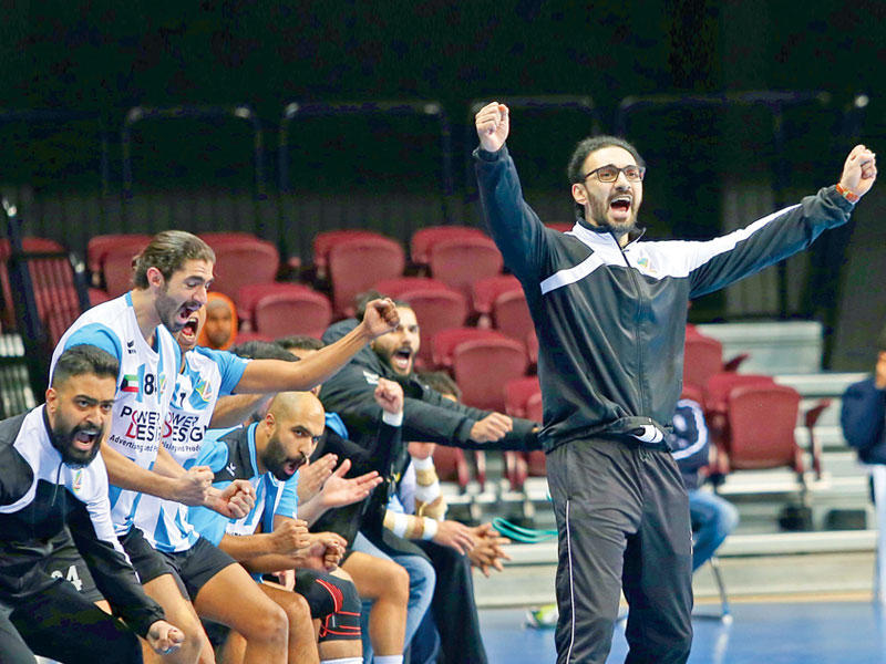  فولاذ يحمس لاعبيه في لقاء سابق